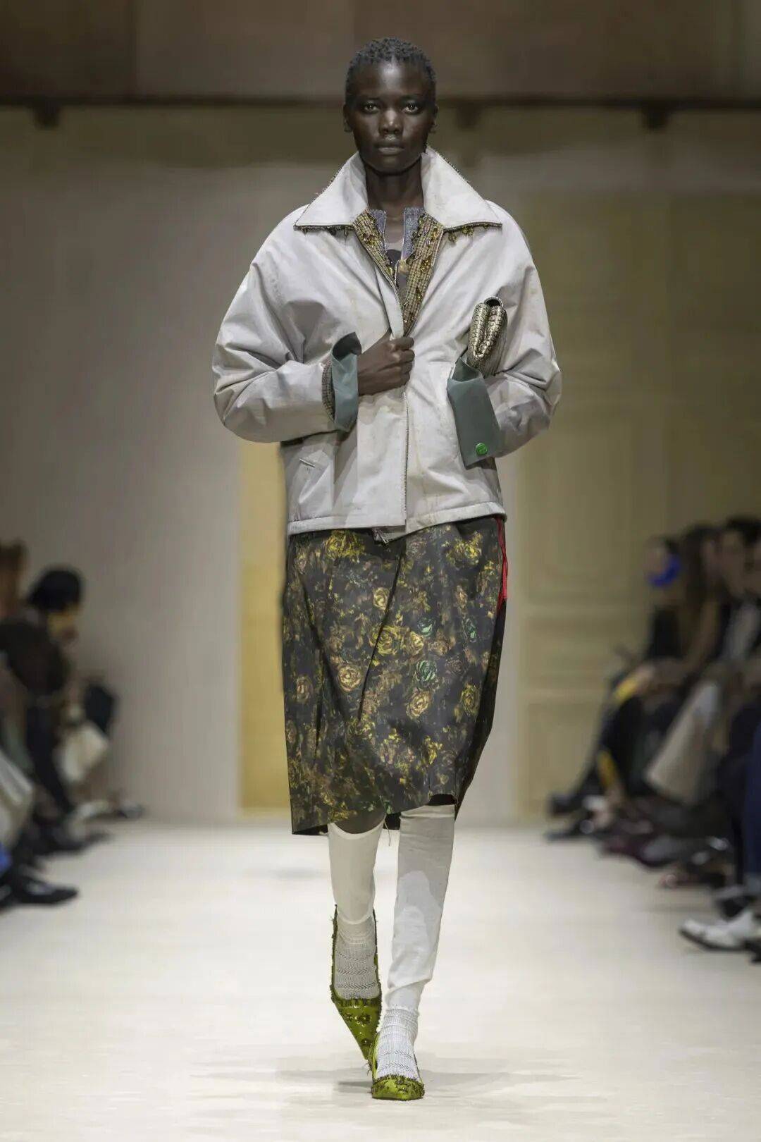 十五位女性，六十套造型，Prada 如何理解穿著