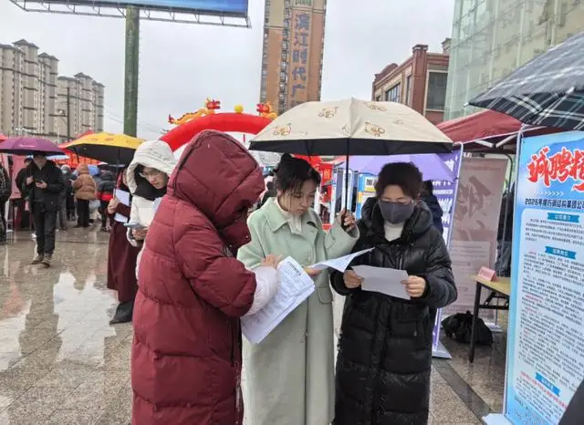 東至縣人社局開展進園區(qū)專場招聘活動