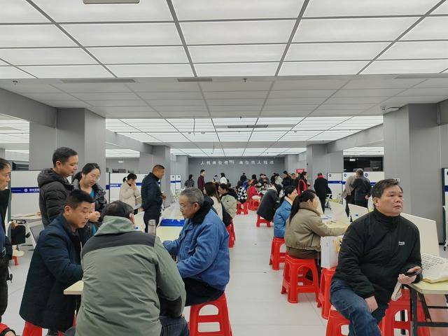 江西新余市渝水區(qū)總工會(huì)舉辦“工會(huì)幫就業(yè) 渝水在行動(dòng)”專(zhuān)場(chǎng)招聘會(huì)