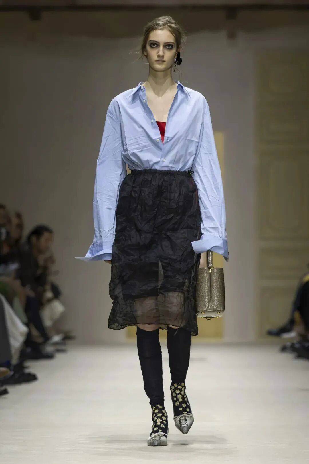 十五位女性，六十套造型，Prada 如何理解穿著