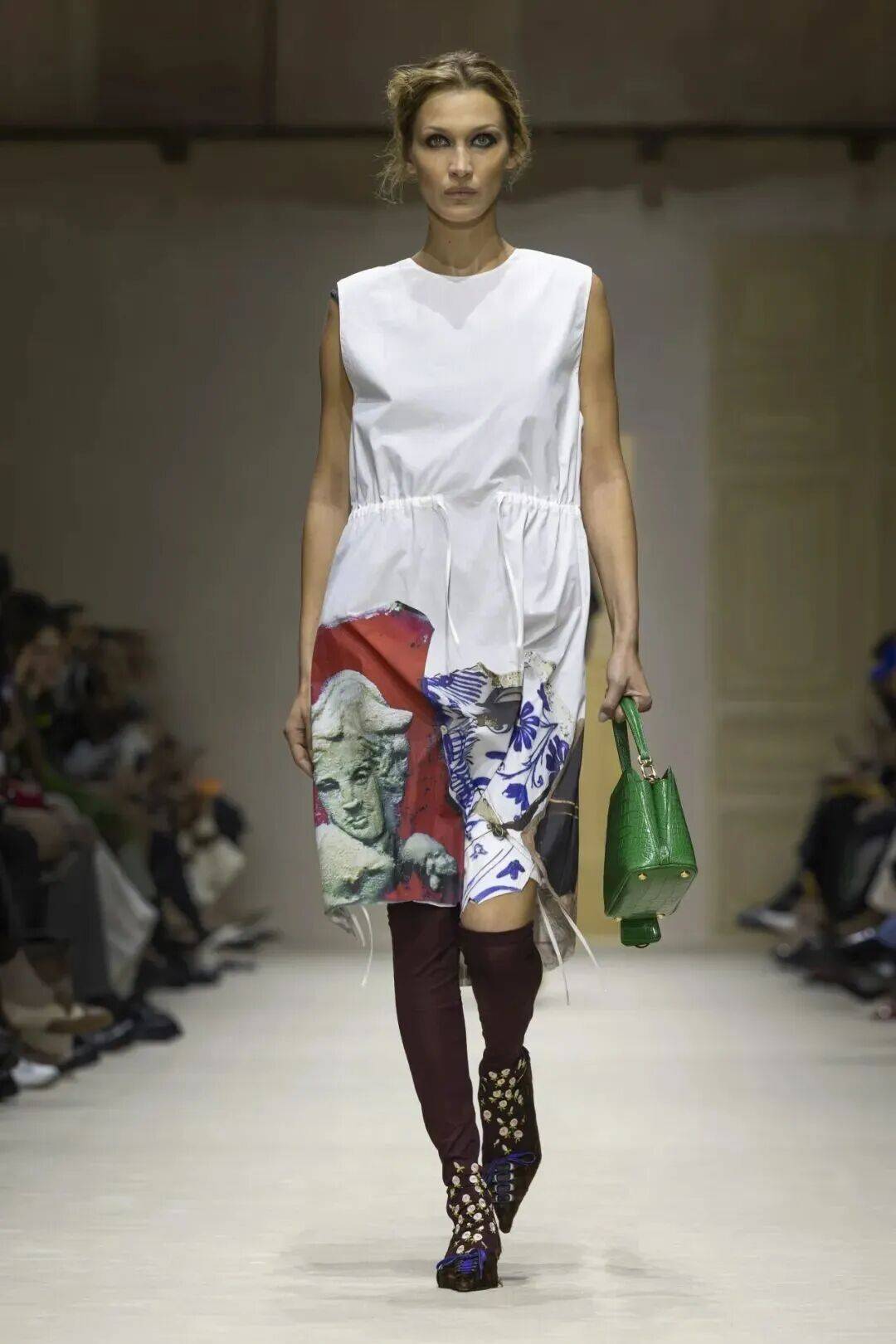 十五位女性，六十套造型，Prada 如何理解穿著