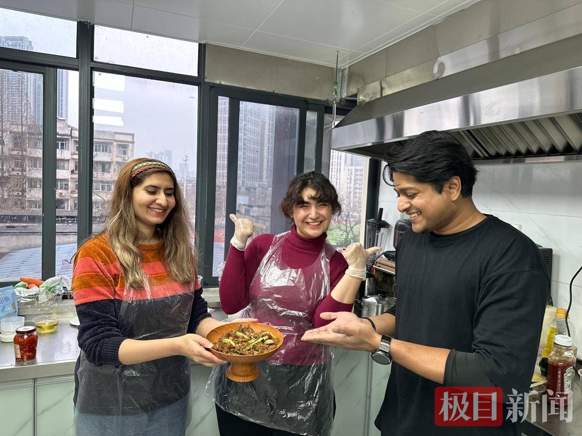 把中國味帶回家鄉(xiāng)！留學(xué)生廚房里做“硬菜”，妹妹已“遠(yuǎn)程預(yù)訂”口水雞