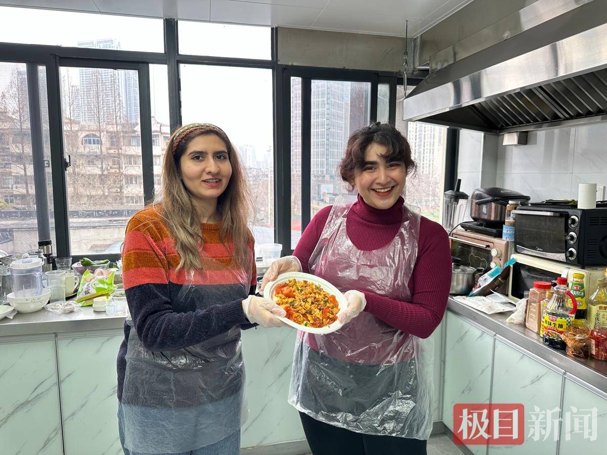 把中國味帶回家鄉(xiāng)！留學(xué)生廚房里做“硬菜”，妹妹已“遠(yuǎn)程預(yù)訂”口水雞