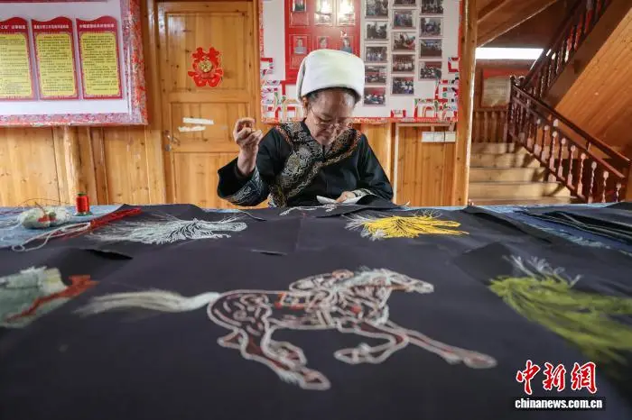 （新春走基層）探訪中國刺繡的“活化石”——水族馬尾繡制作技藝