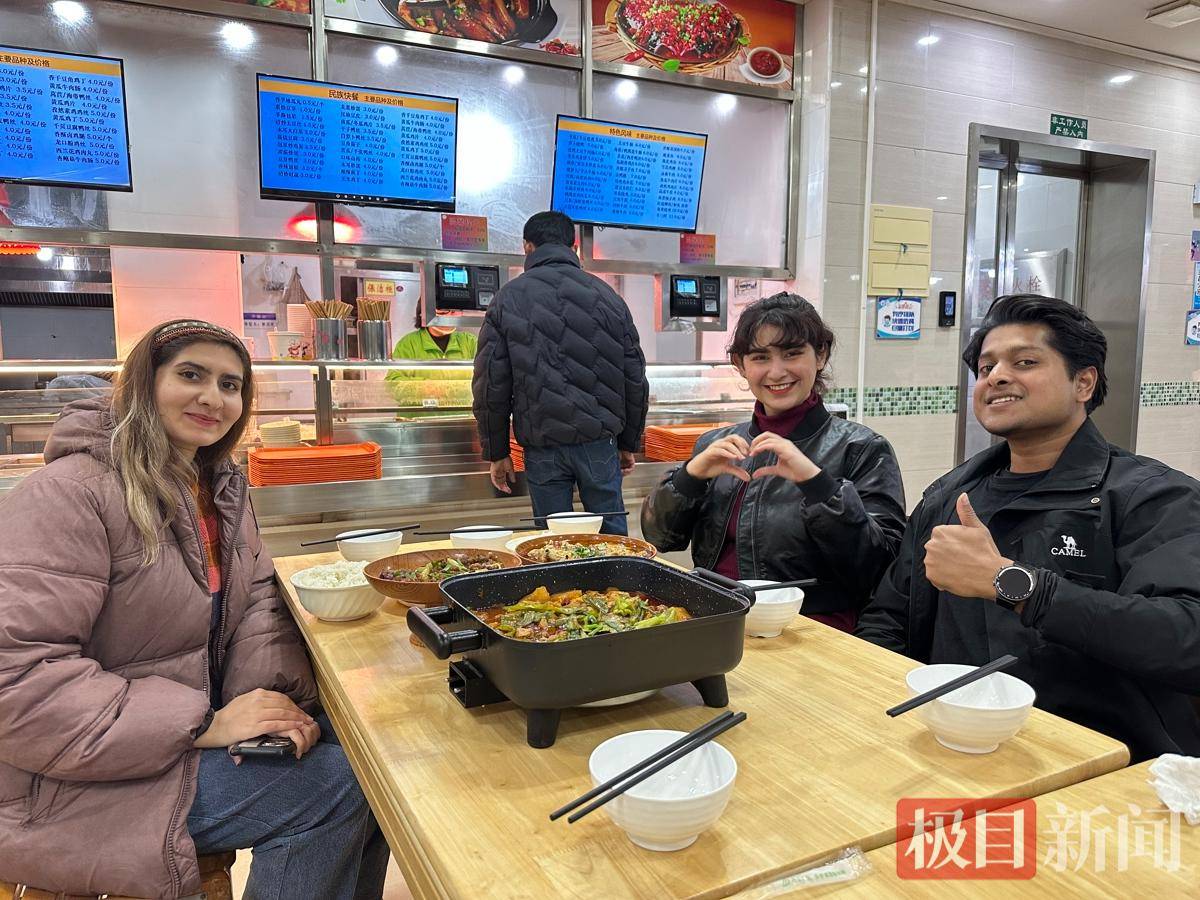 把中國味帶回家鄉(xiāng)！留學(xué)生廚房里做“硬菜”，妹妹已“遠(yuǎn)程預(yù)訂”口水雞