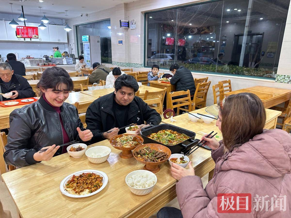 把中國味帶回家鄉(xiāng)！留學(xué)生廚房里做“硬菜”，妹妹已“遠(yuǎn)程預(yù)訂”口水雞