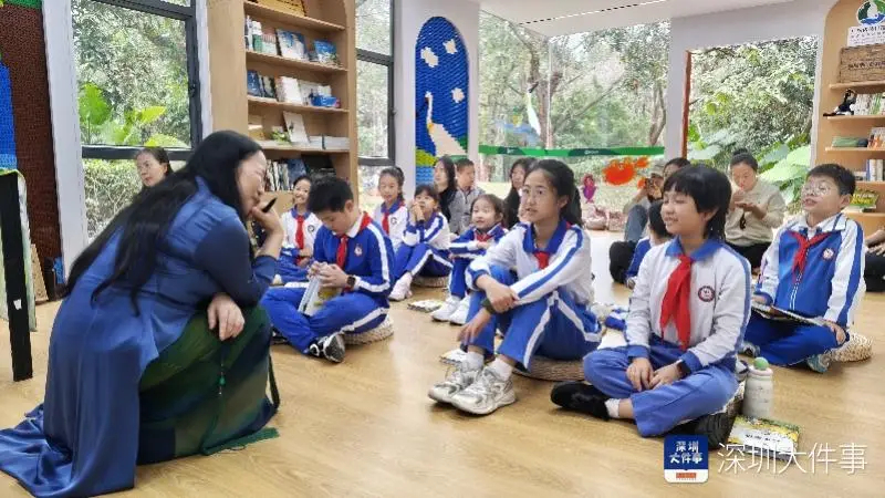 開(kāi)學(xué)第一課，這群深圳小學(xué)生帶上爸媽?zhuān)瑤蠒?shū)本走進(jìn)紅樹(shù)林