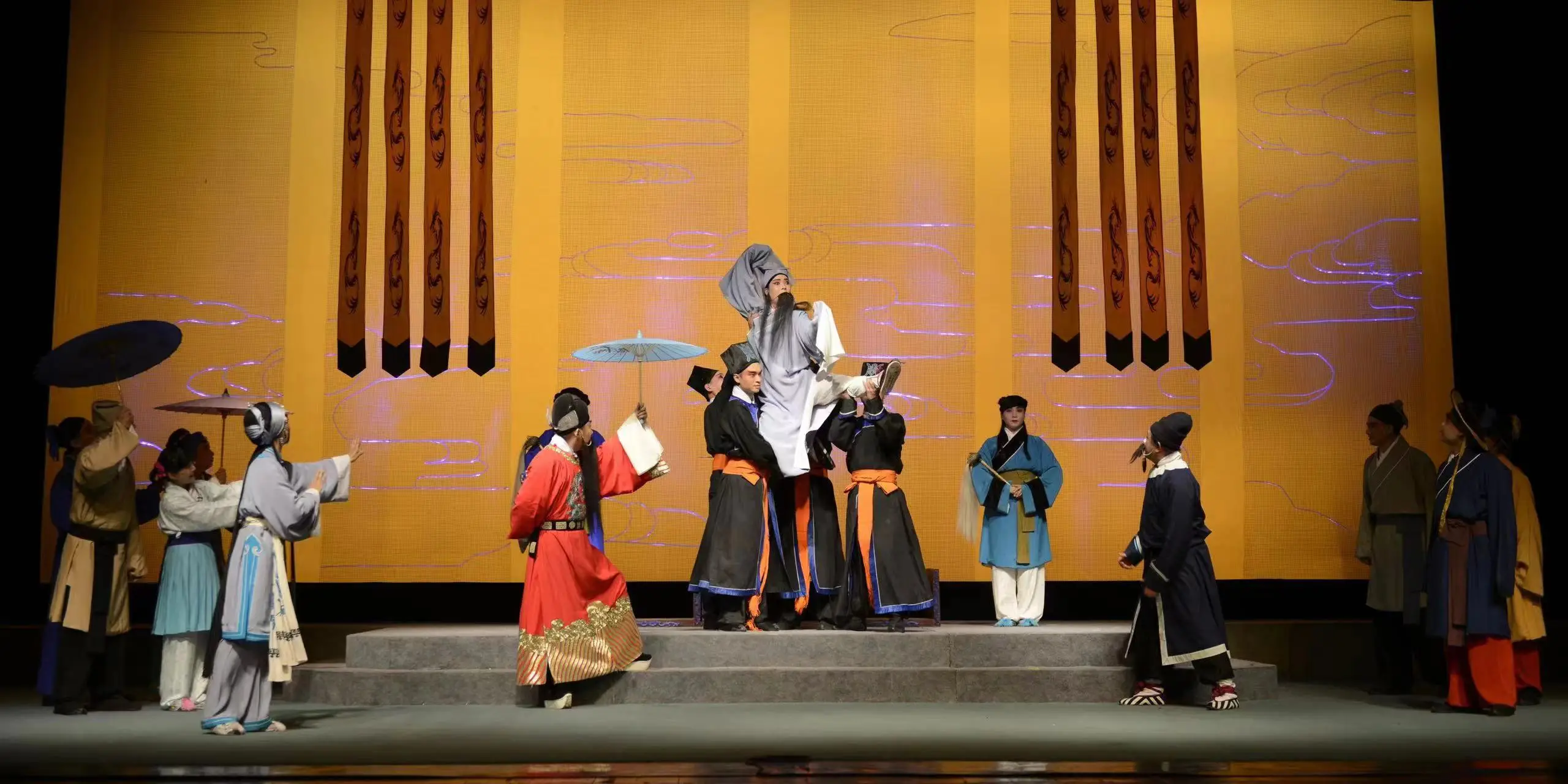 原創(chuàng)戲劇與現(xiàn)實(shí)的對(duì)照