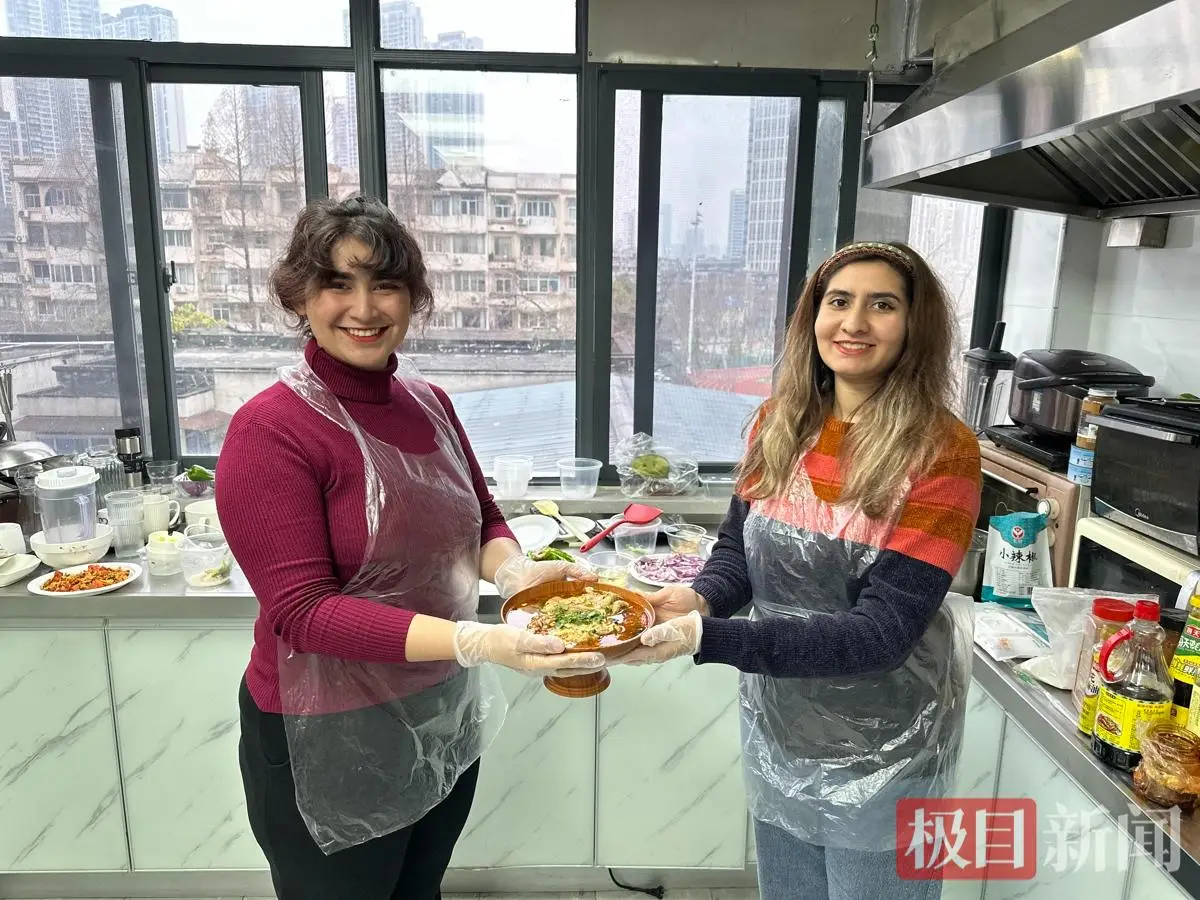 把中國味帶回家鄉(xiāng)！留學(xué)生廚房里做“硬菜”，妹妹已“遠(yuǎn)程預(yù)訂”口水雞