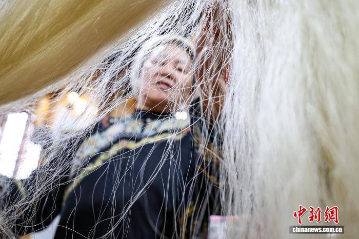 （新春走基層）探訪中國(guó)刺繡的“活化石”——水族馬尾繡制作技藝