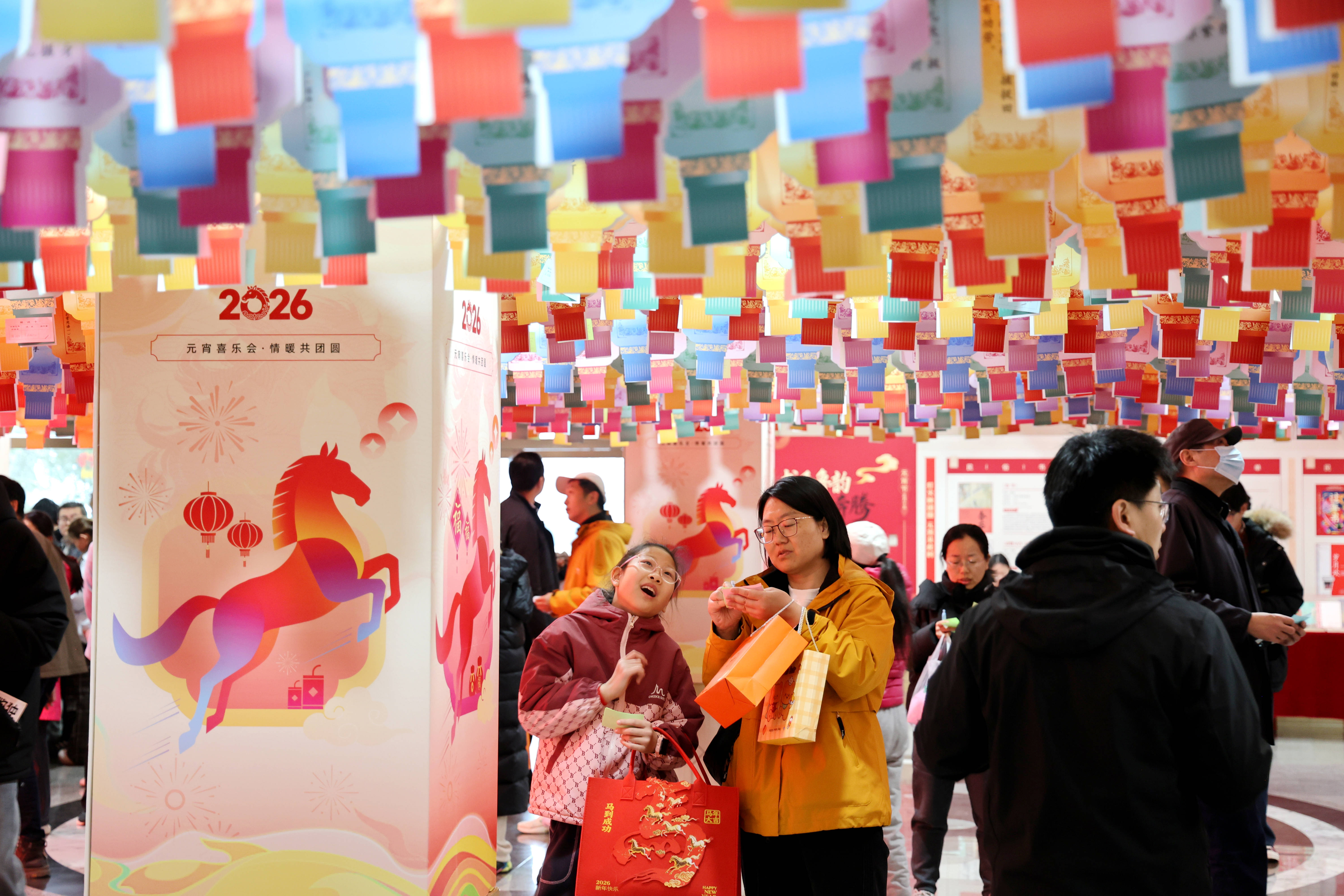 省圖書館元宵燈謎會延續(xù)馬年春節(jié)文化年味兒