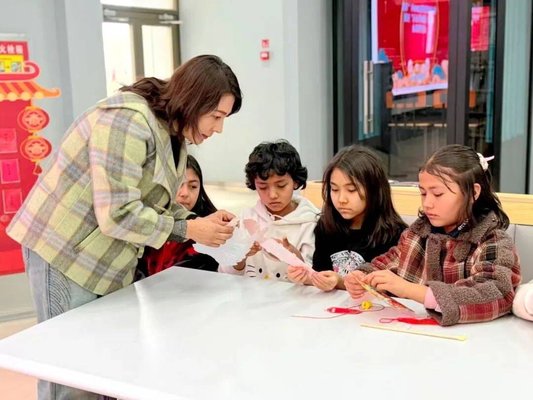 元宵遇書香！英吉沙圖書館里過元宵 書香燈影共繪文化年