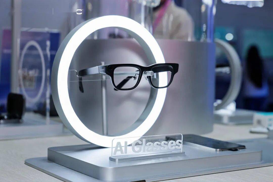 科大訊飛AI眼鏡亮相：支持多模態(tài)同傳翻譯，僅重40克