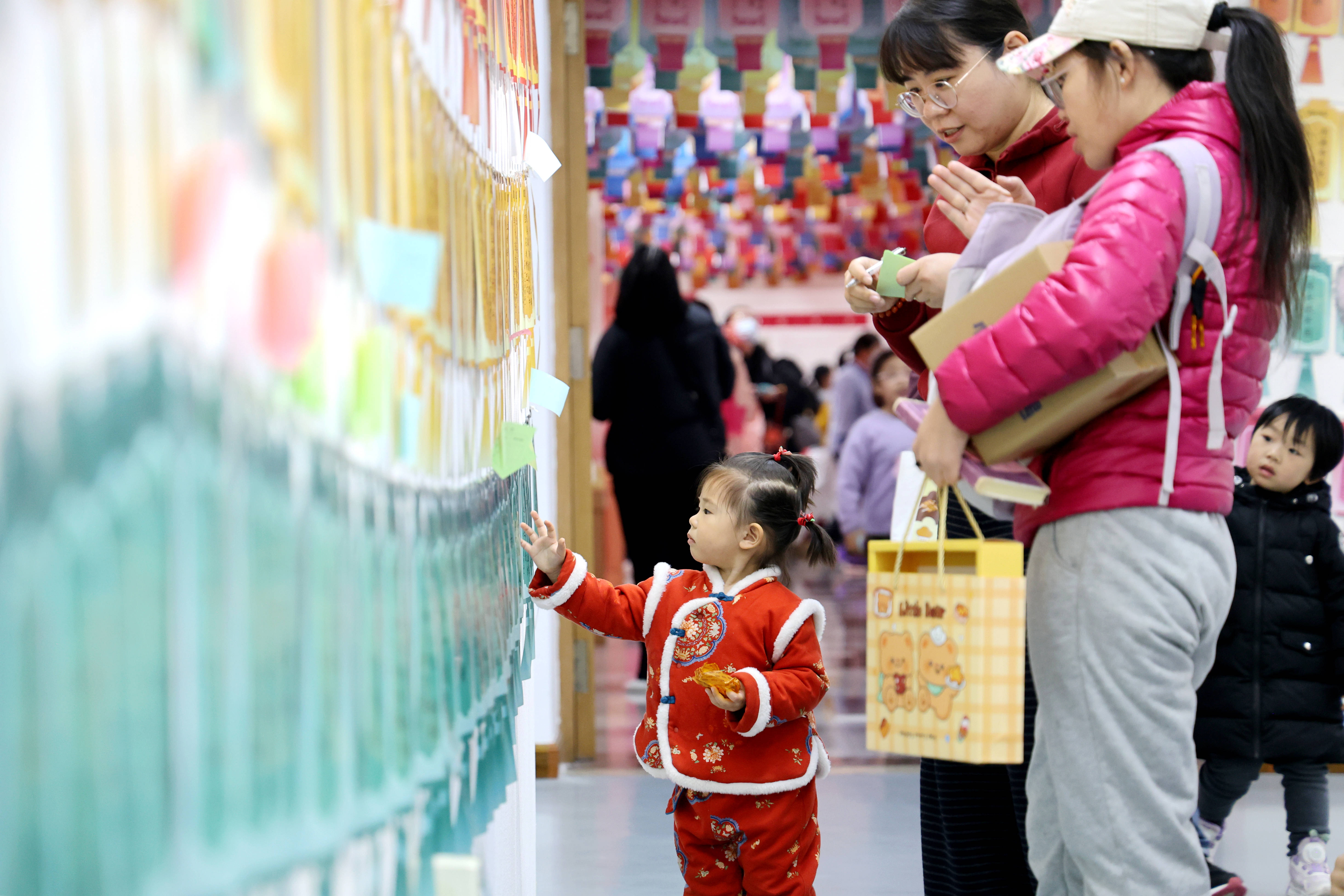 省圖書館元宵燈謎會延續(xù)馬年春節(jié)文化年味兒