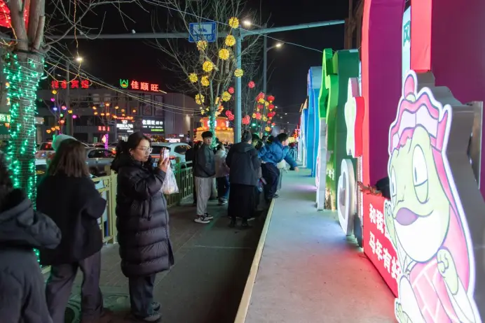 山西云岡區(qū)：花燈映街巷 美食醉人心