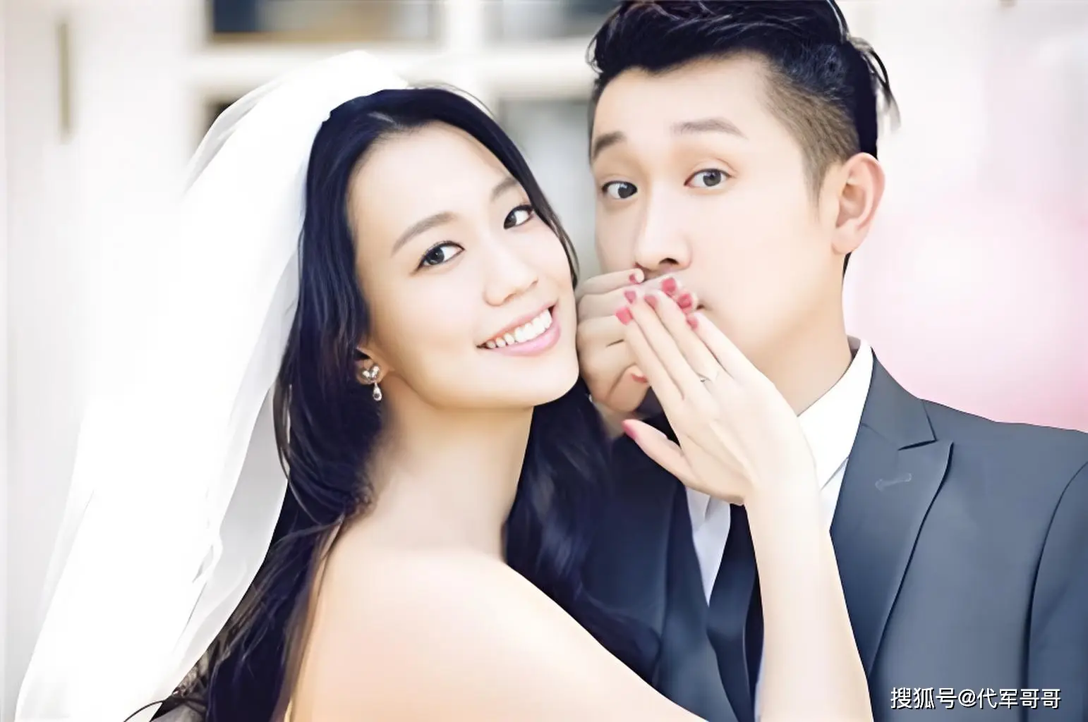 原創(chuàng)47歲吳辰君近況曝光！嫁給內(nèi)地富商帶兒子移民迪拜，親歷戰(zhàn)火嚇到想哭