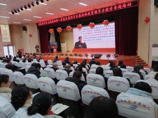 原創(chuàng)賦能新學(xué)期 啟航新征程——濟(jì)南市萊蕪區(qū)方下中學(xué)全體教師聆聽專家報告共話教育未來