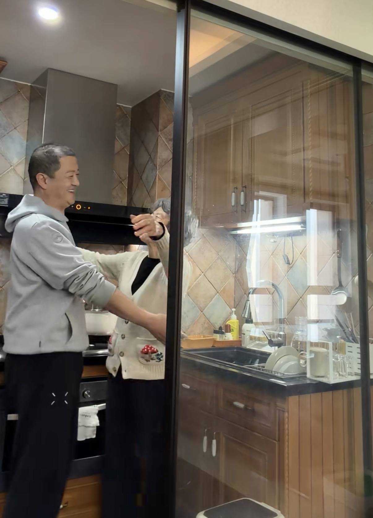 原創(chuàng)李亞鵬母子北京過元宵節(jié)，住100平小房家具很老氣，裝修像30年前