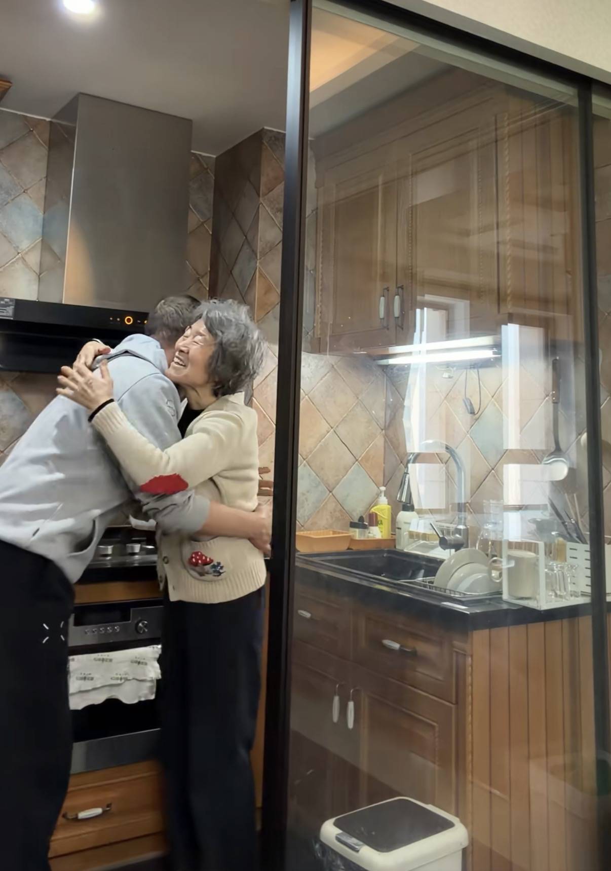 原創(chuàng)李亞鵬母子北京過元宵節(jié)，住100平小房家具很老氣，裝修像30年前