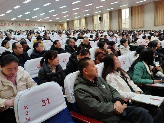 原創(chuàng)賦能新學(xué)期 啟航新征程——濟(jì)南市萊蕪區(qū)方下中學(xué)全體教師聆聽專家報告共話教育未來