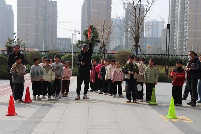 鄭州這所小學(xué)將開學(xué)前的收心會開在了社區(qū)里……