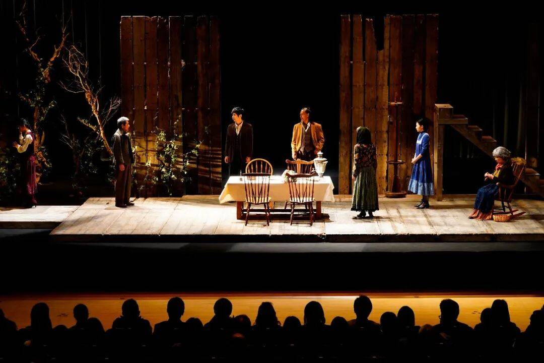 世界瘋成這樣，還有人關(guān)心戲劇嗎？