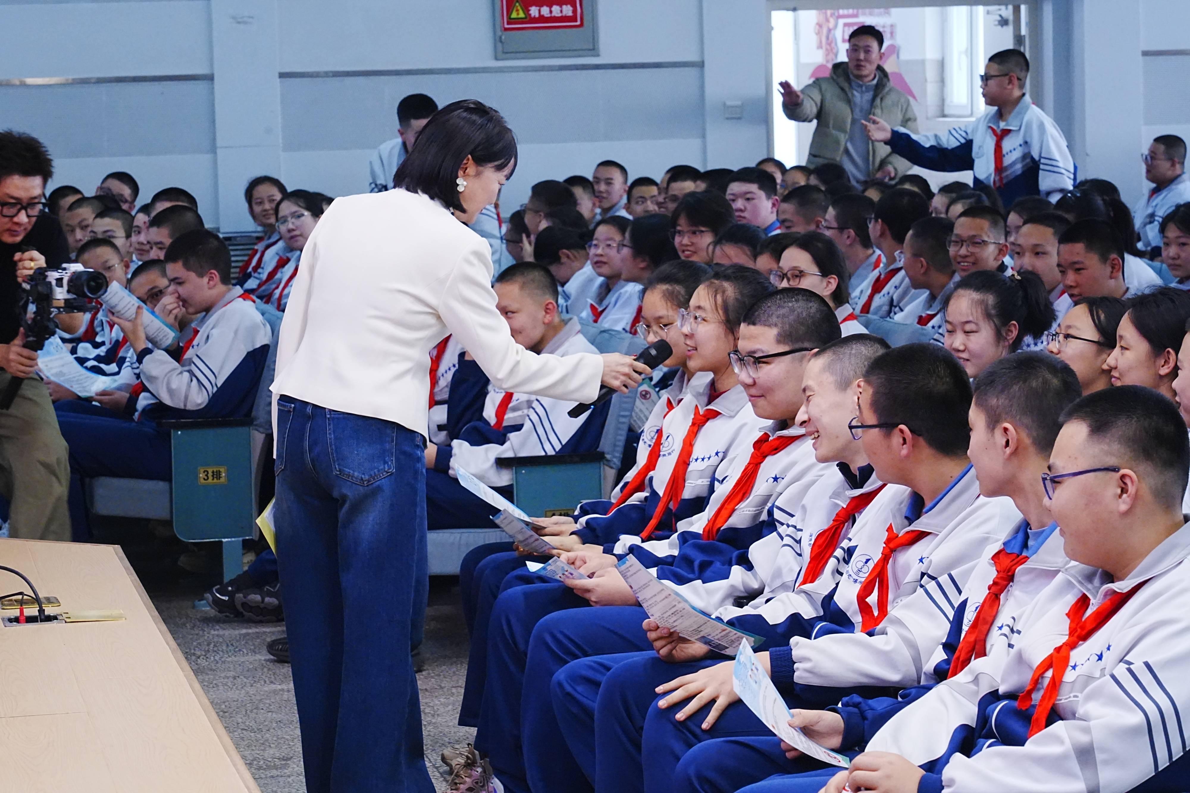 原創(chuàng)安全護航開學季：應急科普走進烏魯木齊市第一中學