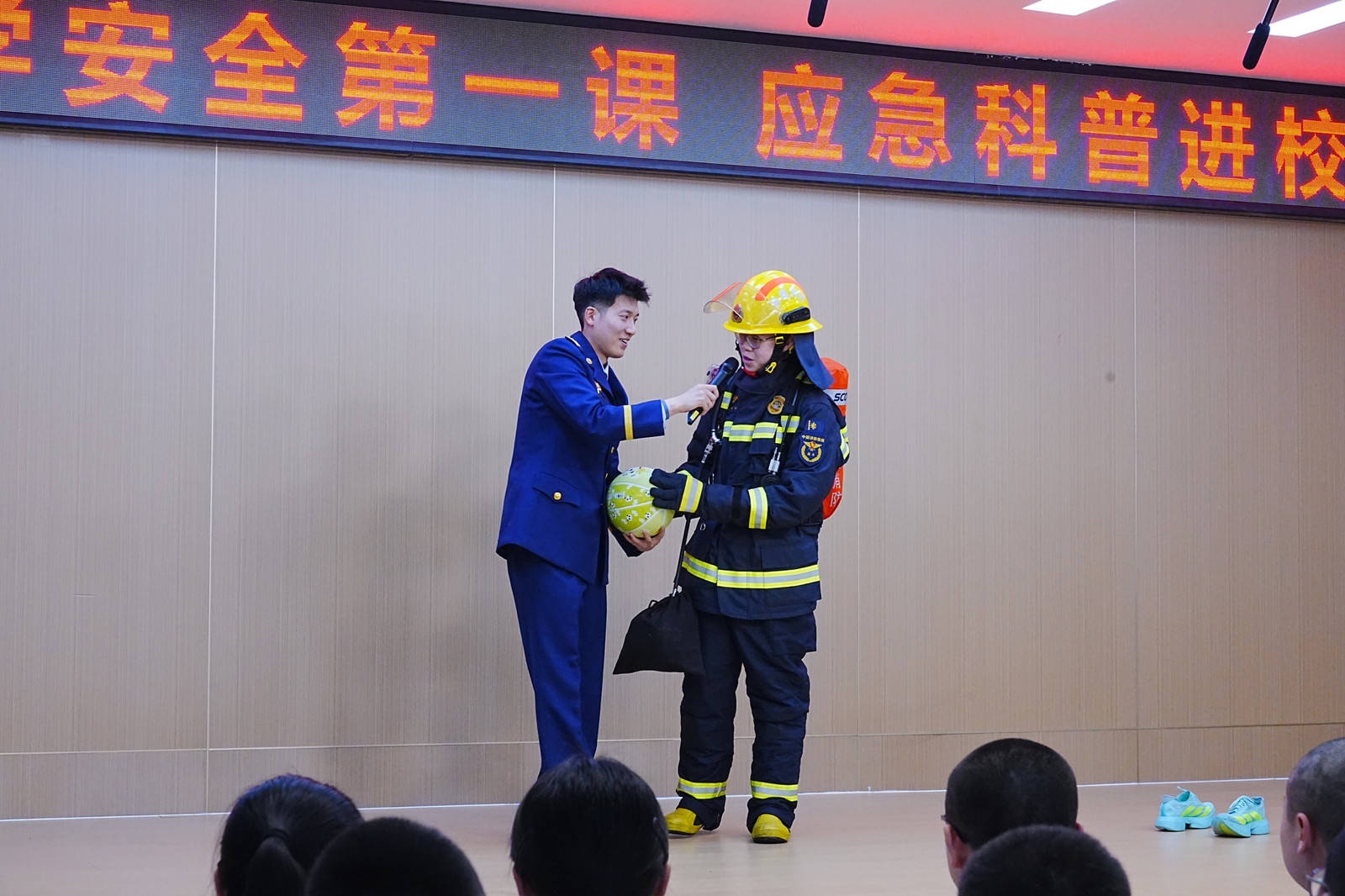 原創(chuàng)安全護航開學季：應急科普走進烏魯木齊市第一中學