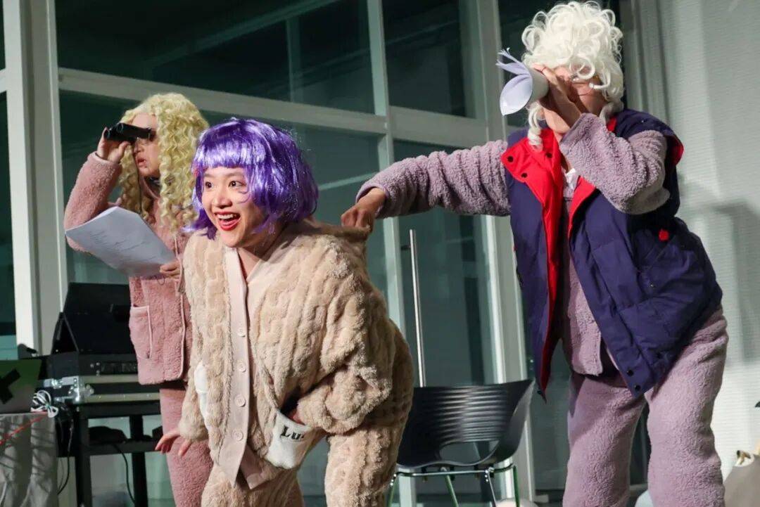 世界瘋成這樣，還有人關(guān)心戲劇嗎？