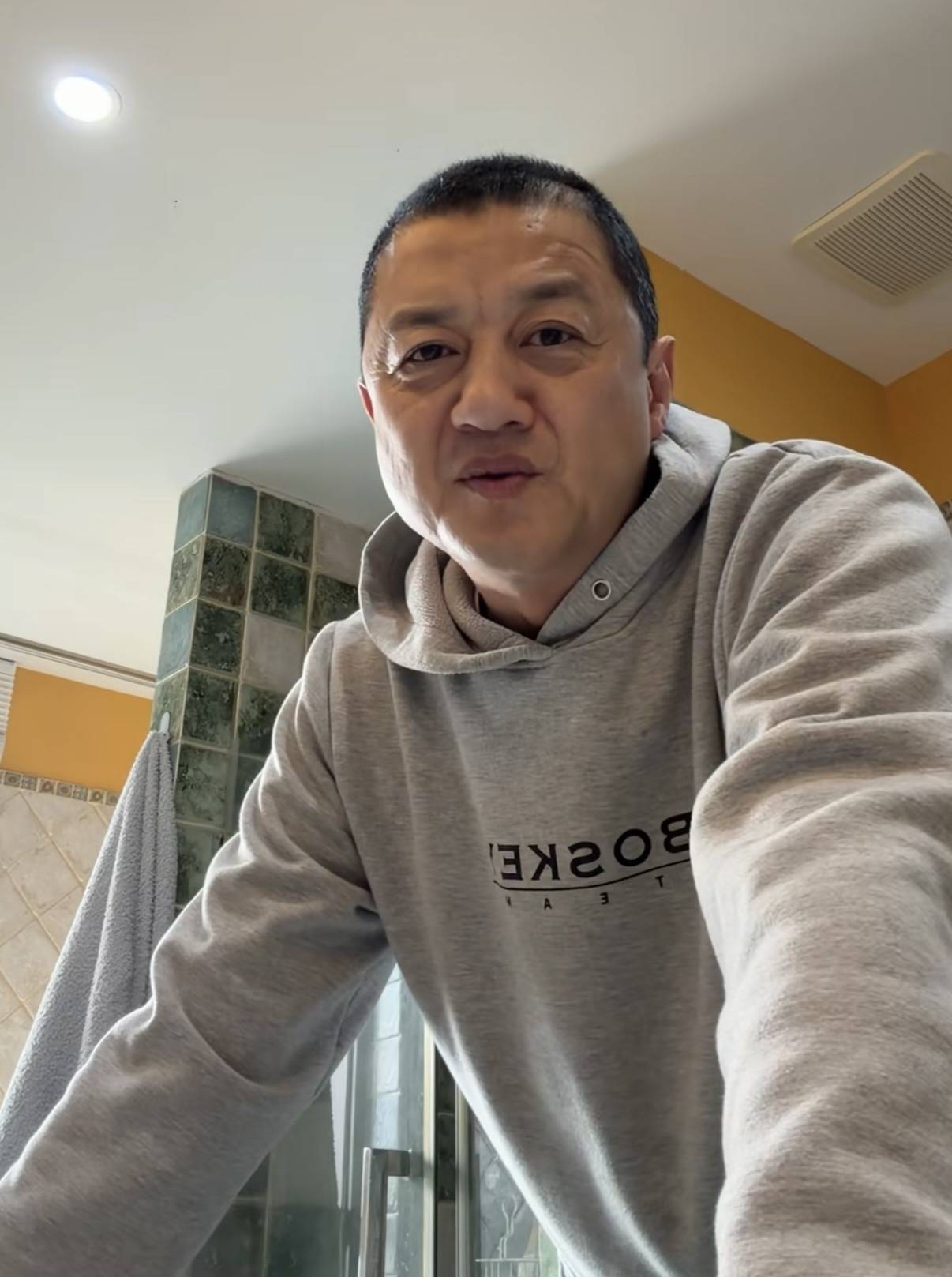 原創(chuàng)李亞鵬母子北京過元宵節(jié)，住100平小房家具很老氣，裝修像30年前