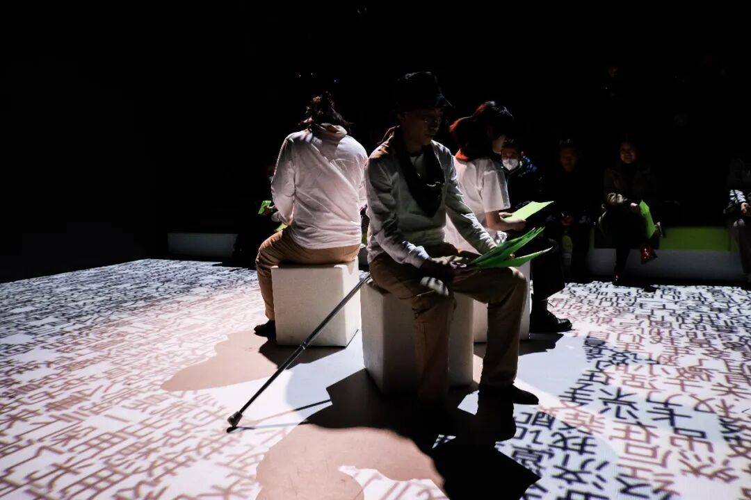 世界瘋成這樣，還有人關(guān)心戲劇嗎？