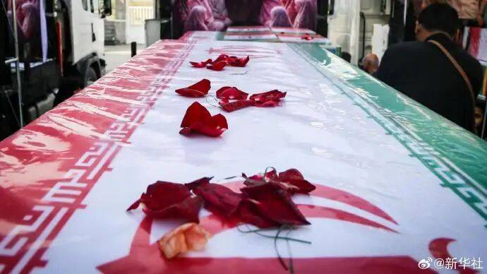 伊朗民眾為165名遇難小學(xué)生舉行葬禮，現(xiàn)場畫面令人心碎