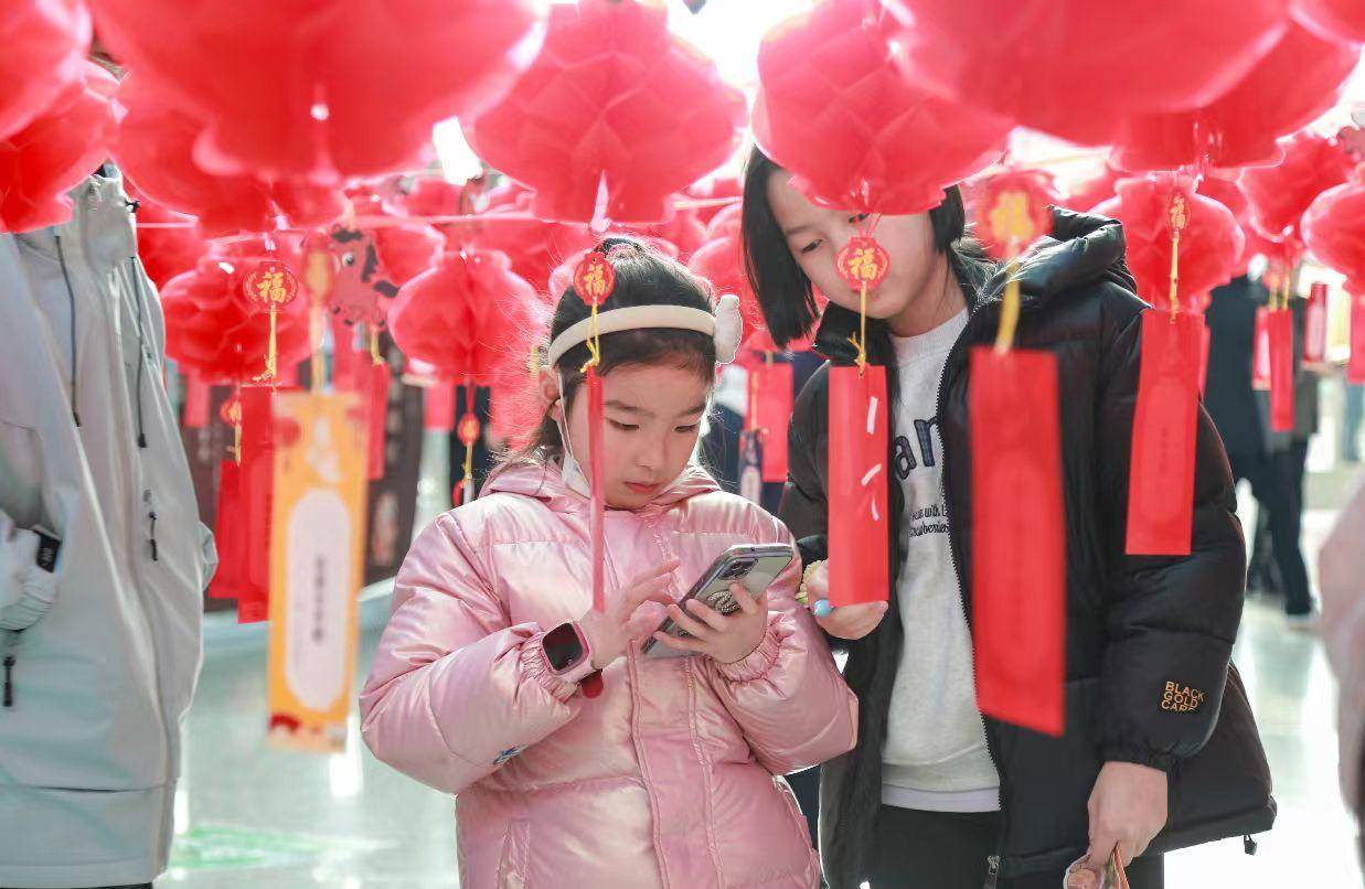 典籍為燈，書(shū)香為伴，鄭州圖書(shū)館點(diǎn)亮別樣元宵