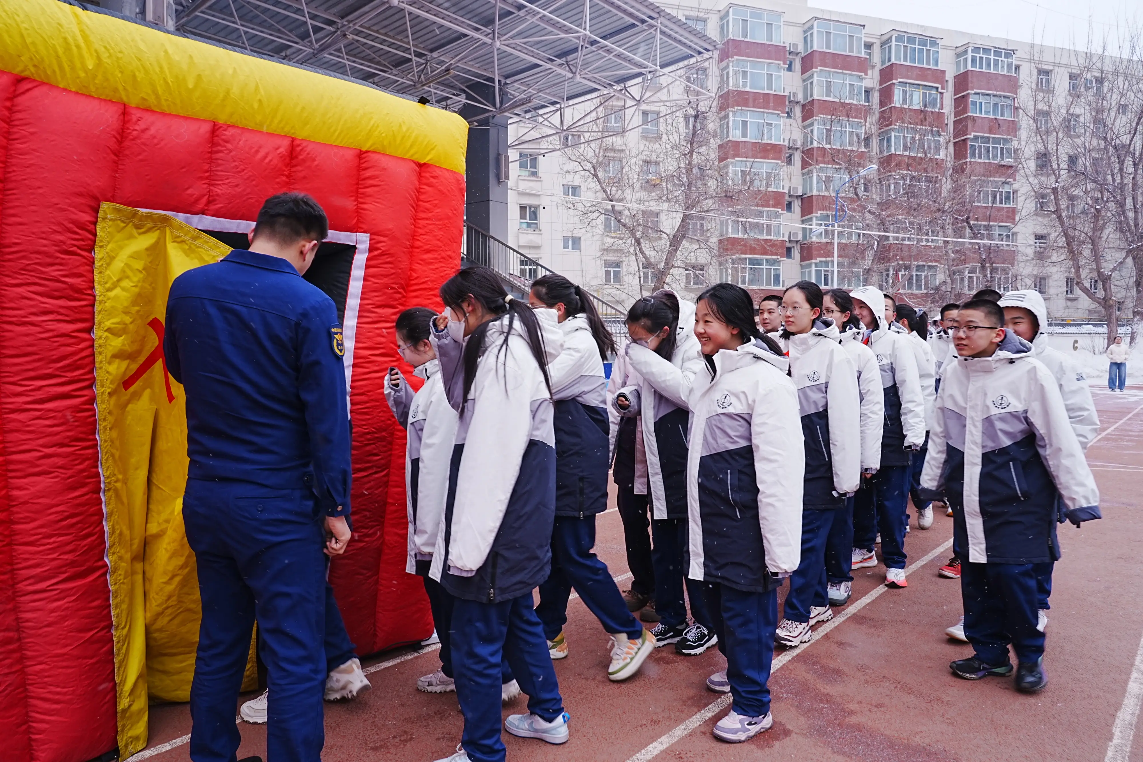 原創(chuàng)安全護航開學季：應急科普走進烏魯木齊市第一中學