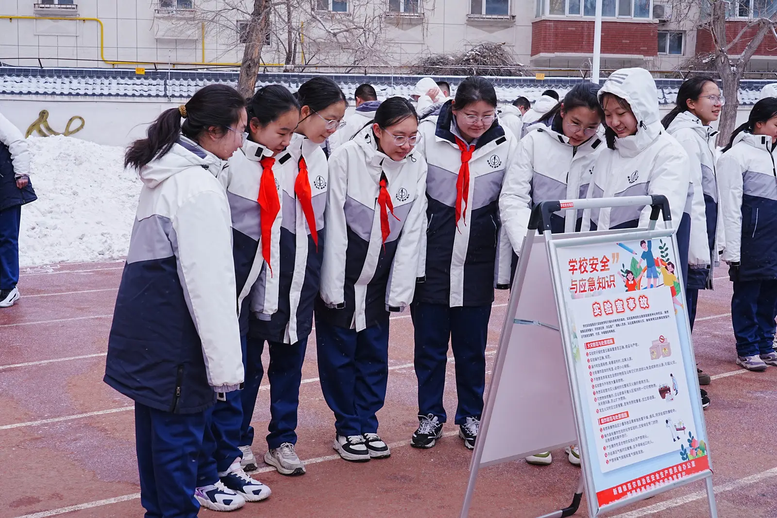 原創(chuàng)安全護航開學季：應急科普走進烏魯木齊市第一中學