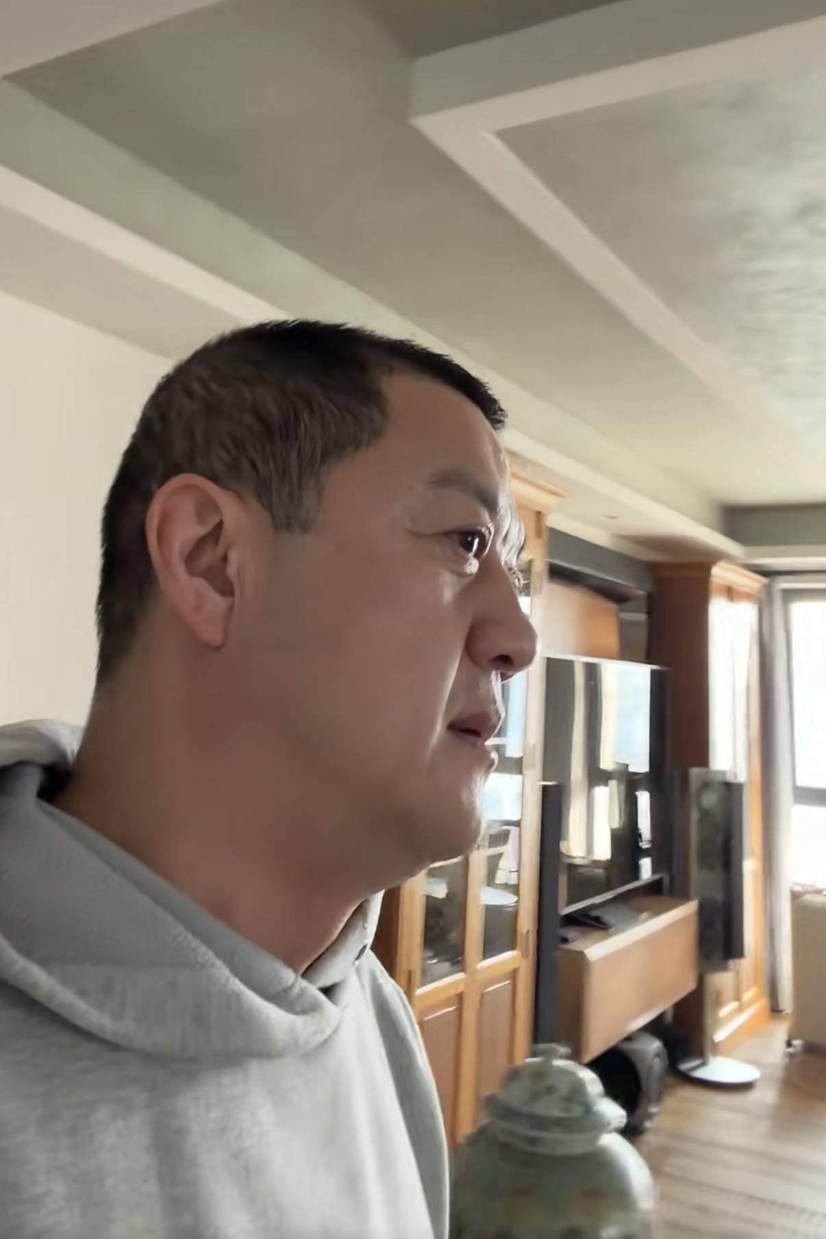 原創(chuàng)李亞鵬母子北京過元宵節(jié)，住100平小房家具很老氣，裝修像30年前