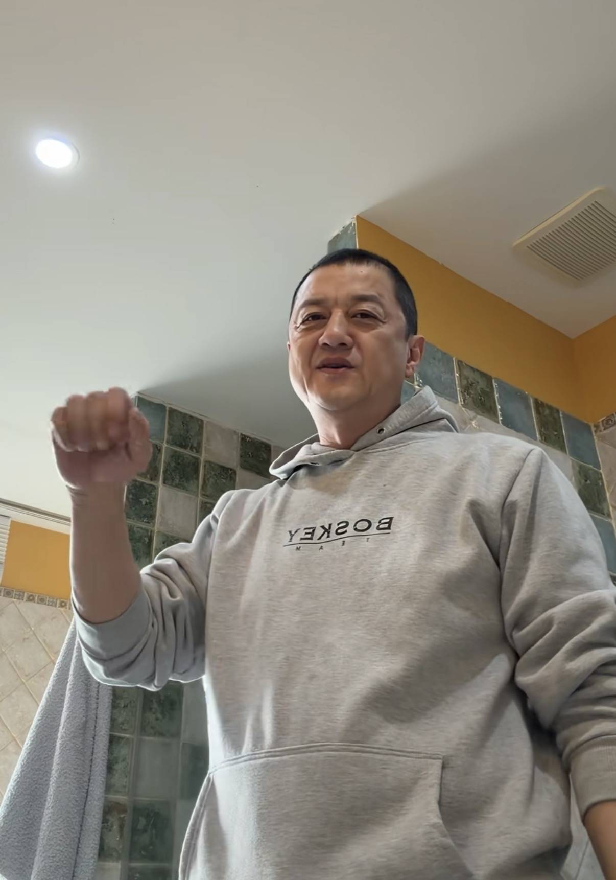 原創(chuàng)李亞鵬母子北京過元宵節(jié)，住100平小房家具很老氣，裝修像30年前