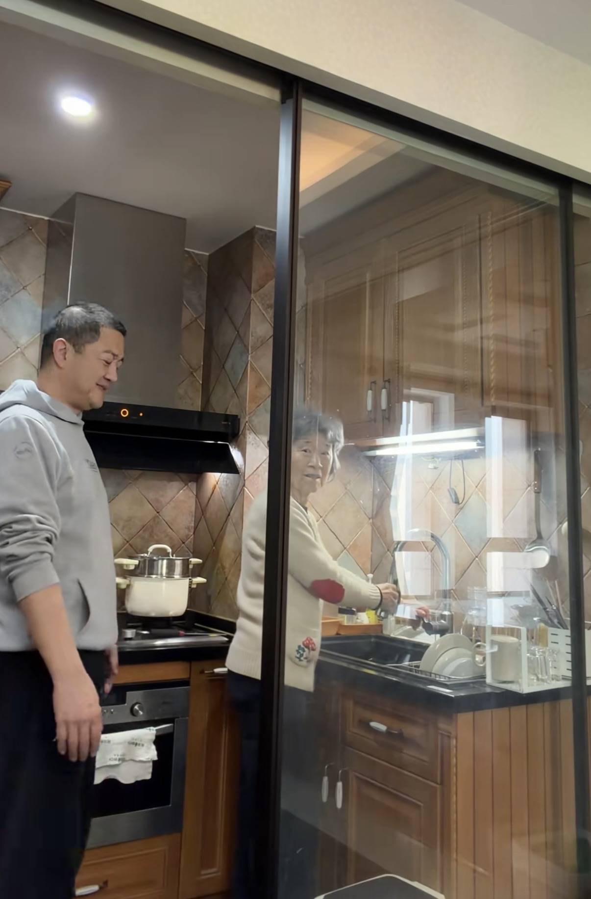 原創(chuàng)李亞鵬母子北京過元宵節(jié)，住100平小房家具很老氣，裝修像30年前