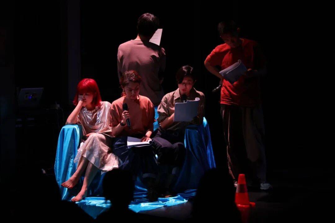 世界瘋成這樣，還有人關(guān)心戲劇嗎？