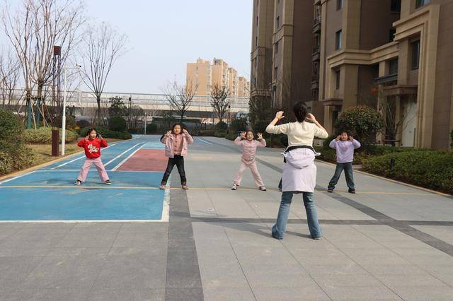 鄭州這所小學(xué)將開學(xué)前的收心會開在了社區(qū)里……