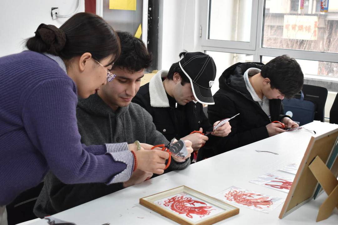 包元宵、做花燈、扭秧歌 10余名外籍留學(xué)生膠州“鬧元宵”