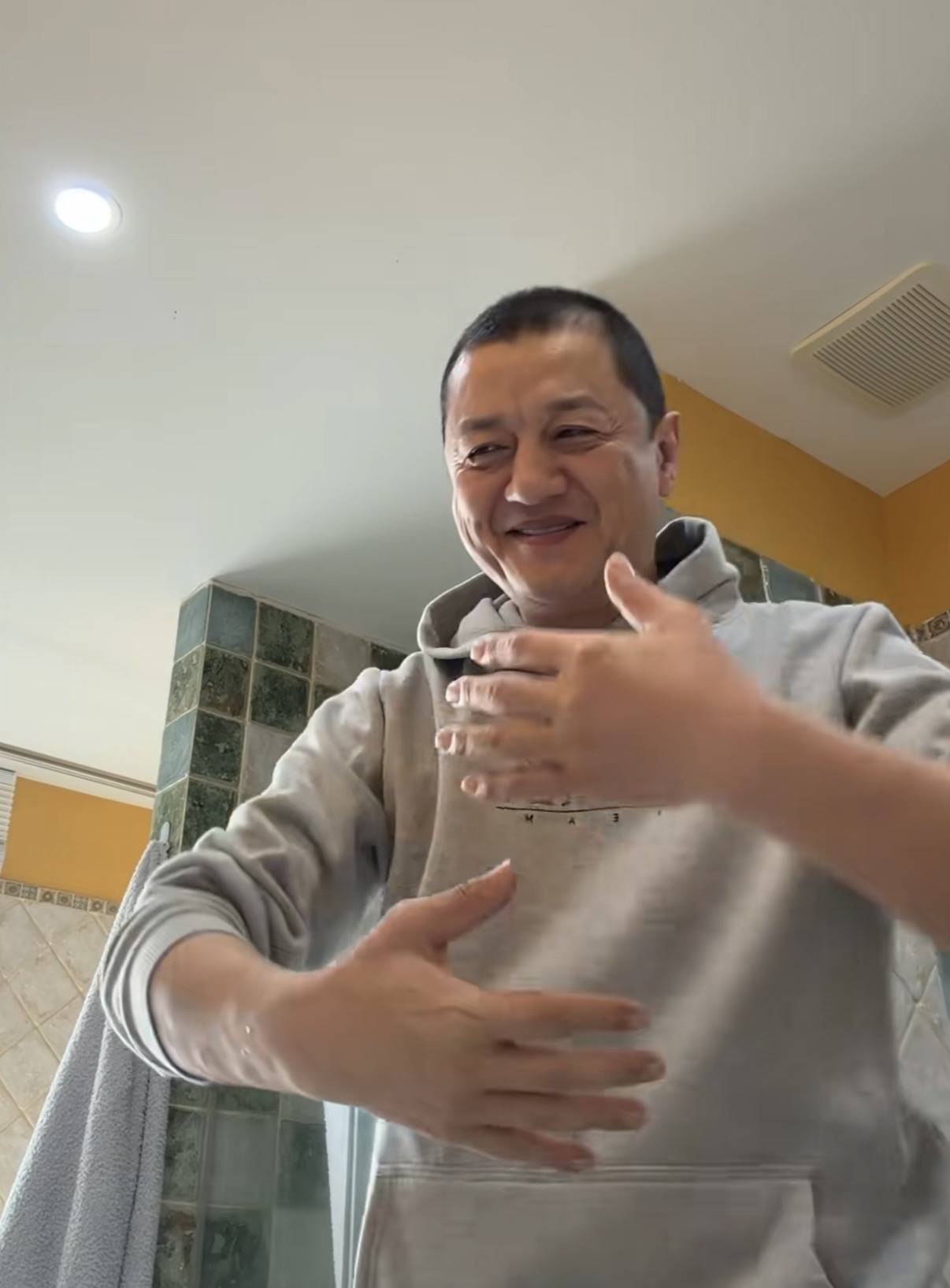 原創(chuàng)李亞鵬母子過元宵節(jié)，在北京住100平小房，家具裝修老氣像30年前