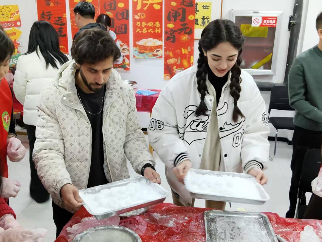 包元宵、做花燈、扭秧歌 10余名外籍留學(xué)生膠州“鬧元宵”