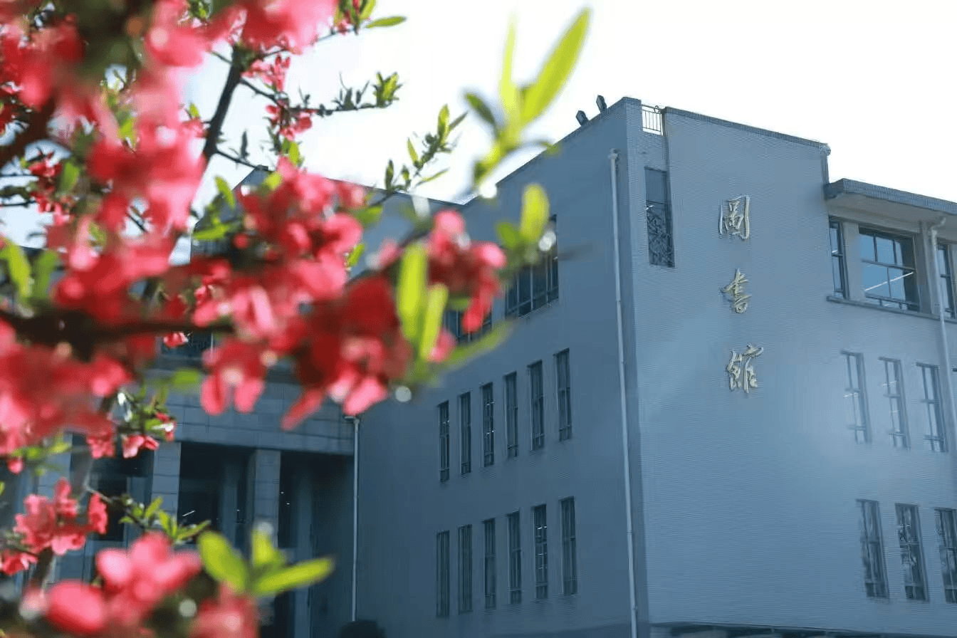 重慶城科大學(xué)校園的澎湃春天