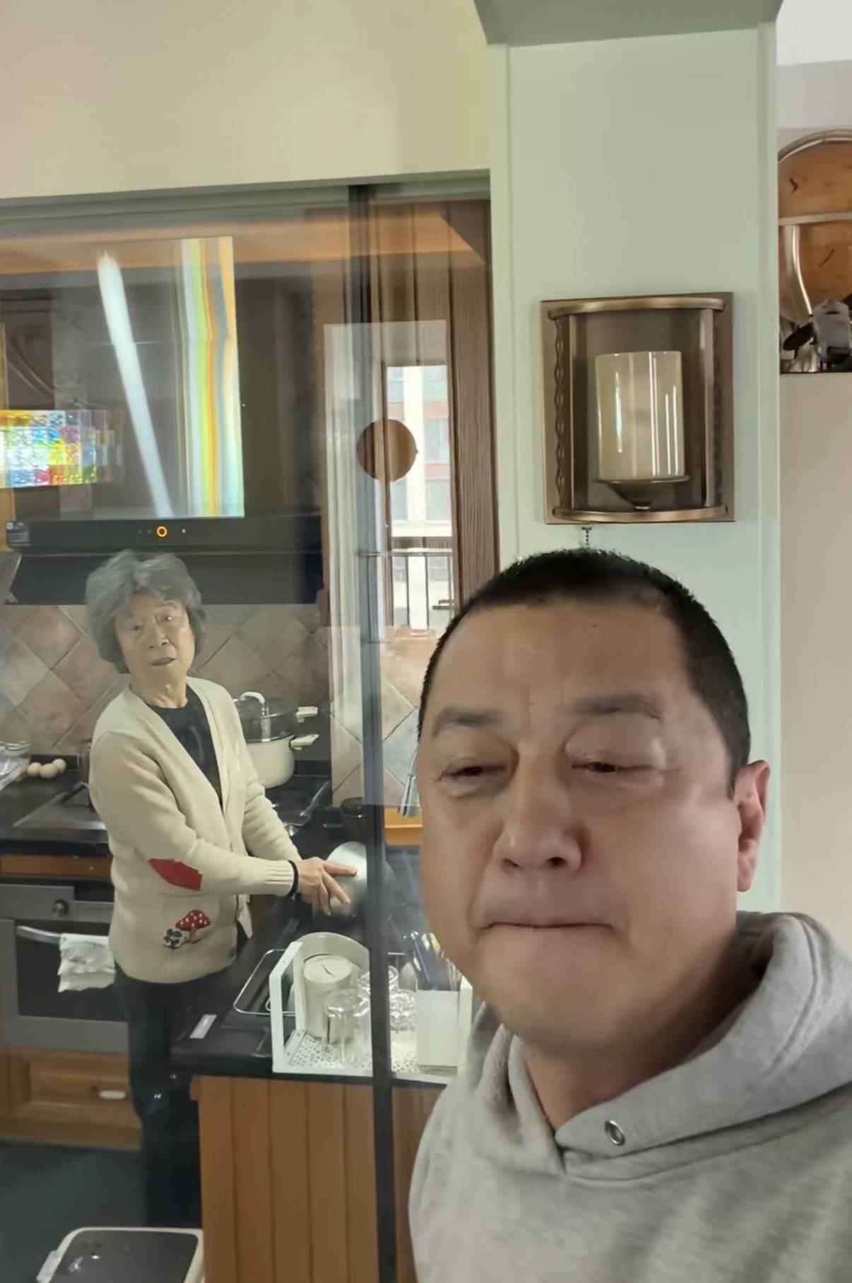 原創(chuàng)李亞鵬母子過元宵節(jié)，在北京住100平小房，家具裝修老氣像30年前