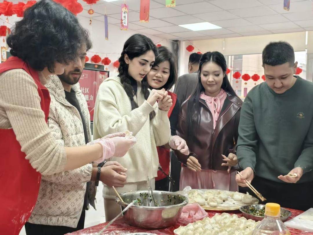 包元宵、做花燈、扭秧歌 10余名外籍留學(xué)生膠州“鬧元宵”