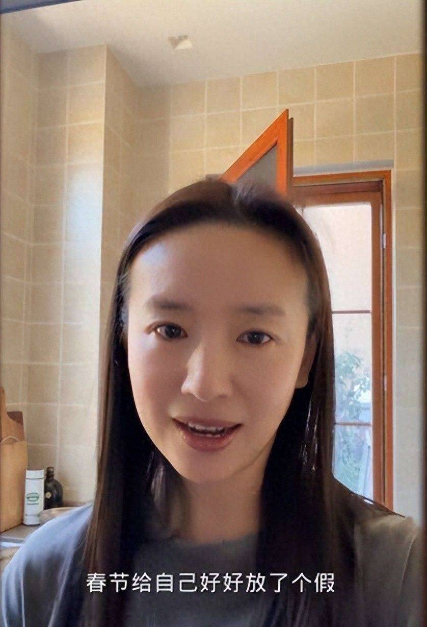 原創(chuàng)董潔曬大連別墅，裝修老舊，養(yǎng)雞鴨很愜意，長老年斑自嘲沒人認