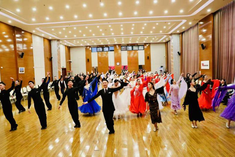 北京市健美操體育舞蹈協(xié)會(huì)用體育傳遞溫情