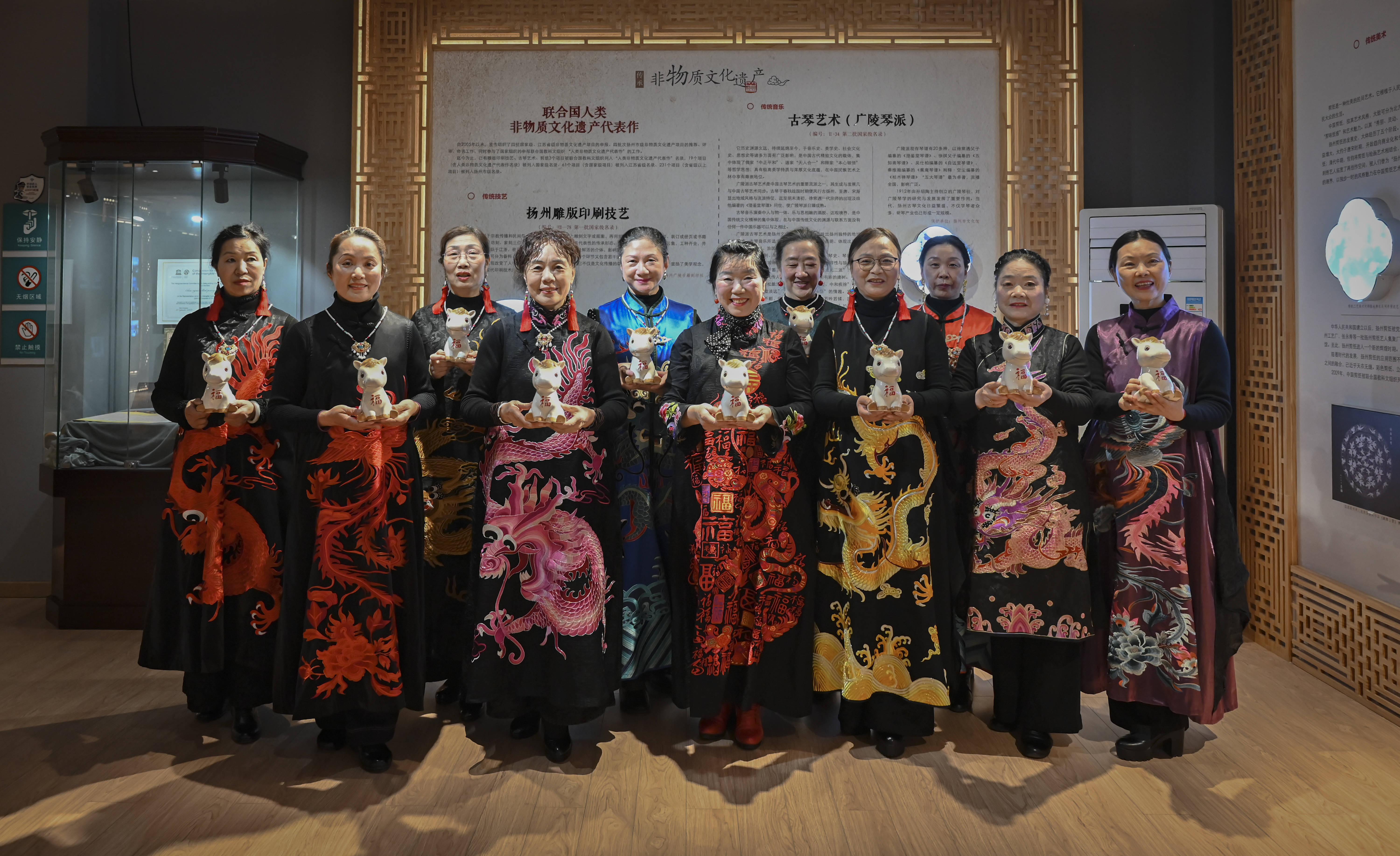 原創(chuàng)[文化揚州]歡天喜地迎馬年！當刺繡華服邂逅非遺與書畫