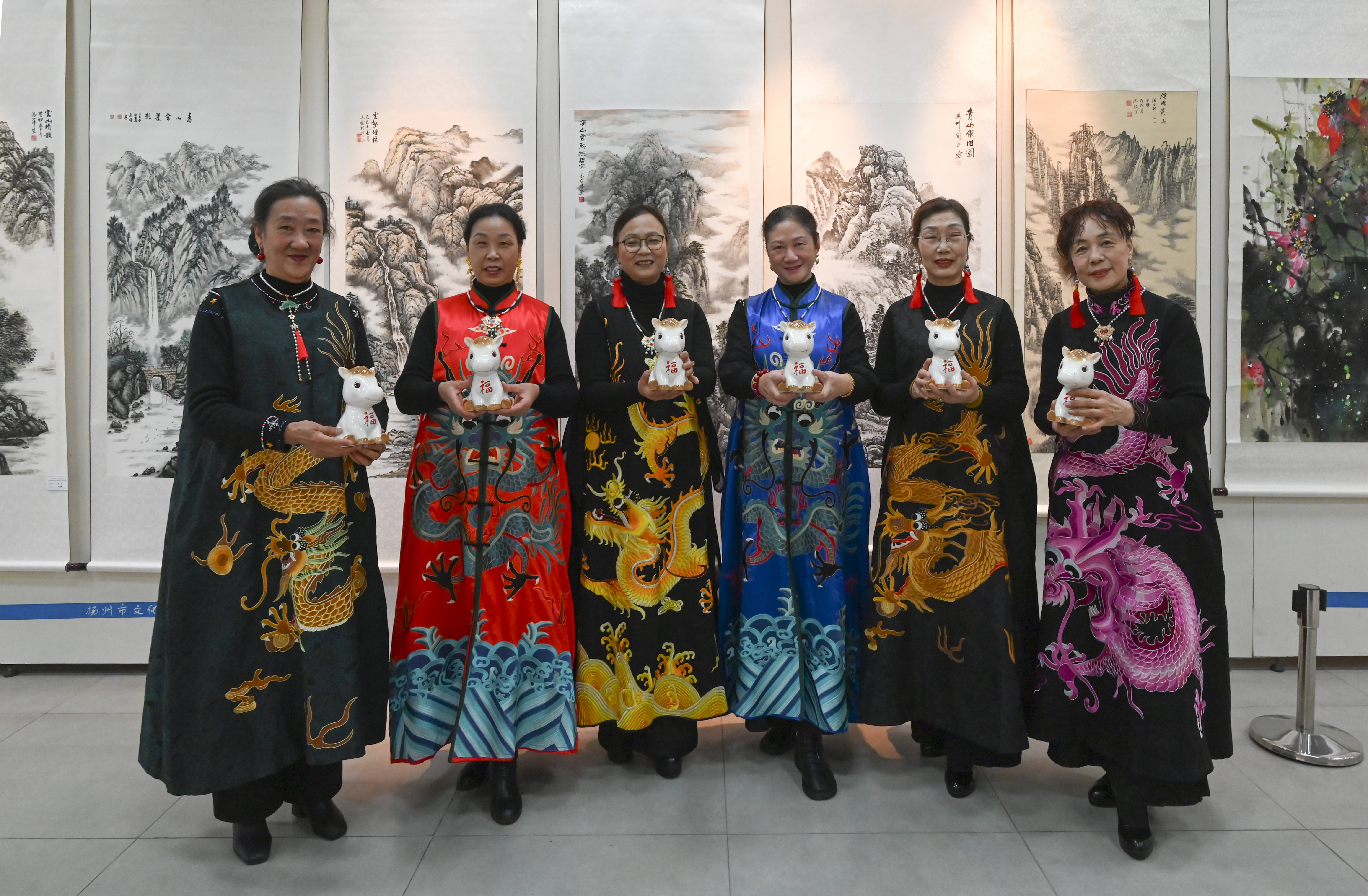 原創(chuàng)[文化揚州]歡天喜地迎馬年！當刺繡華服邂逅非遺與書畫